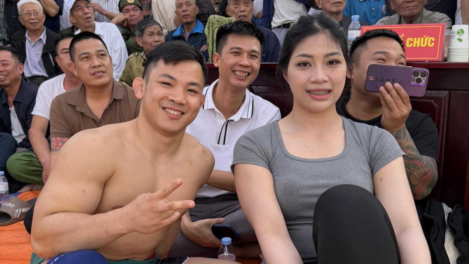 “Quỷ lùn” Đào Hồng Sơn mạnh dạn thách đấu vật hotgirl Anh Thơ