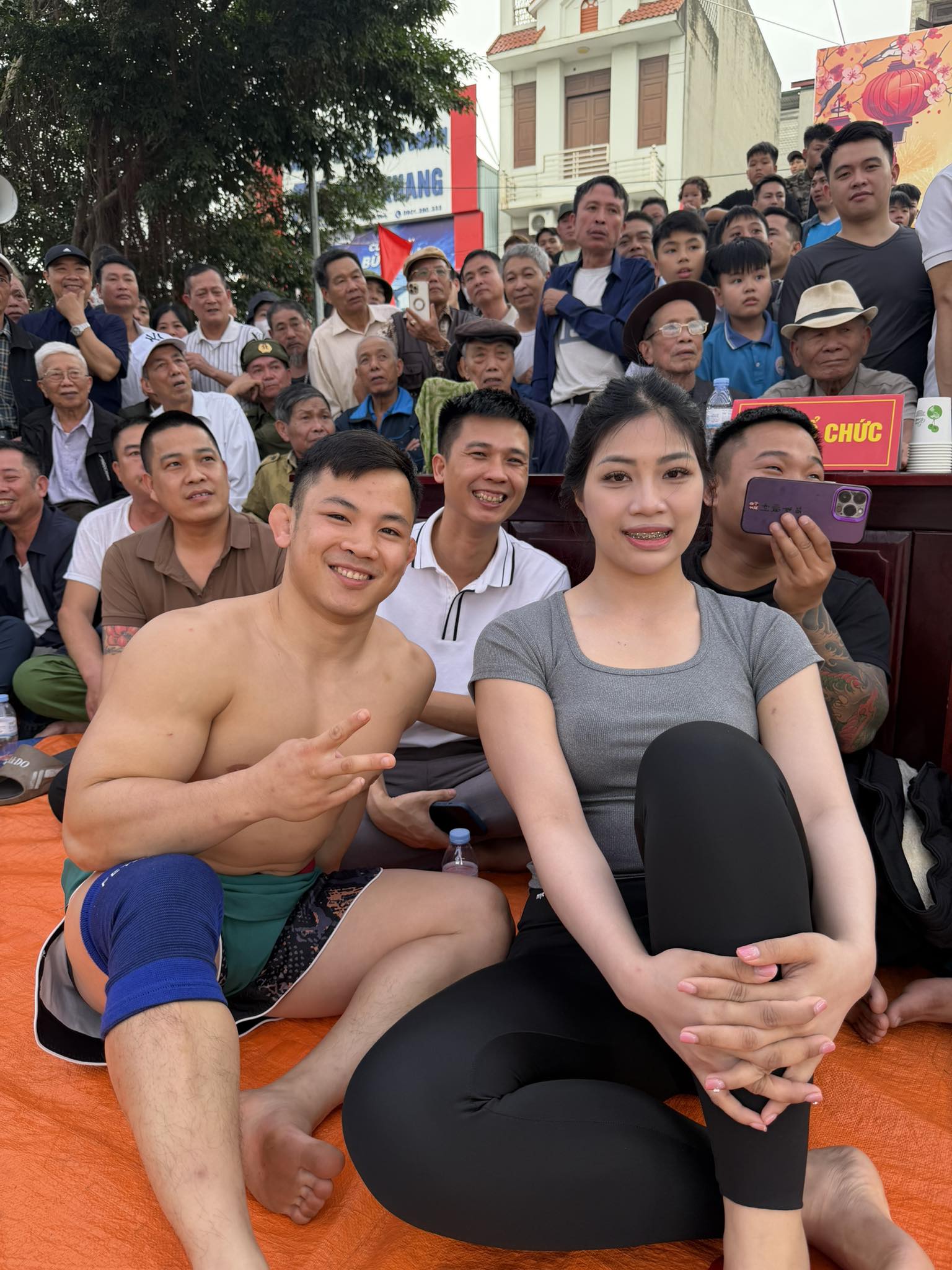 Hot girl đấu vật hội làng được săn đón, tiết lộ doanh thu khủng tại hội xuân 2026