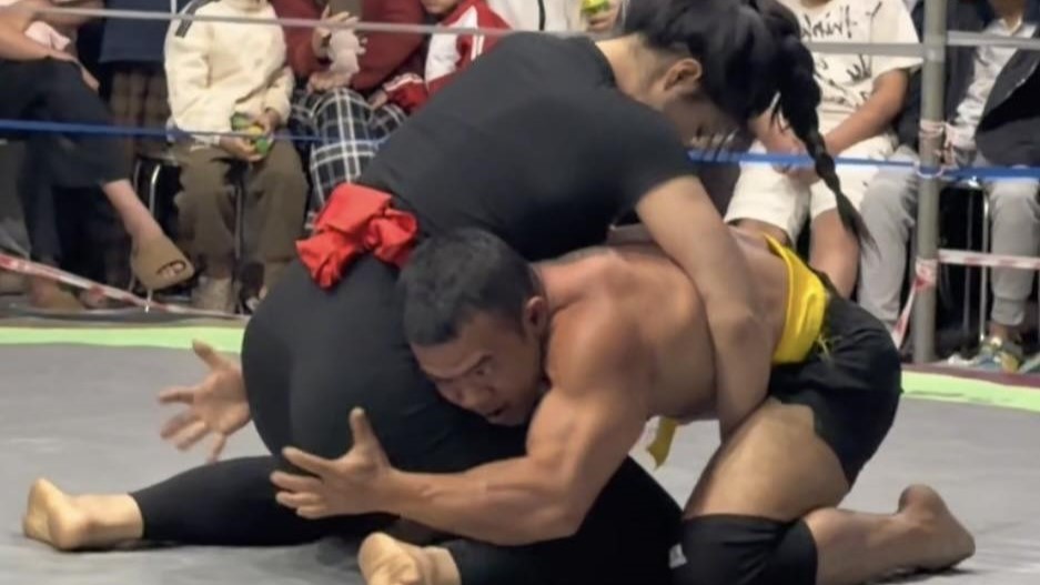 “Bắp Kimbochi Chạm Trán Hotgirl Anh Thơ: Trận Đấu Vật Nóng Bỏng Tại Bắc Ninh”